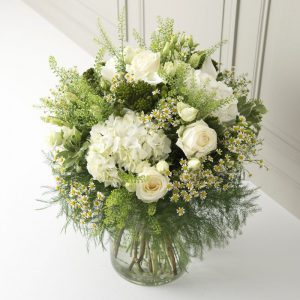 Nature et sens : rose blanche et lisianthus blanc