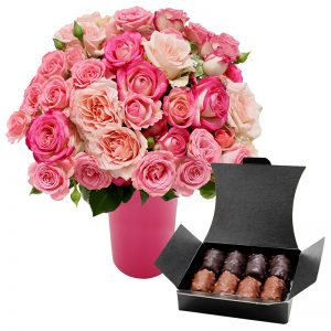 Brassée de 50 boutons de roses branchues accompagnée de son vase offert et d'un ballontin de chocolats - Coffret cadeau - Livraison par Chronopost - L'atelier Interflora